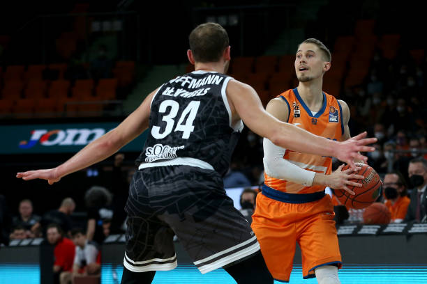 曼晚：21名曼联球员随队客战富勒姆，奥纳纳入选、霍伊伦缺阵