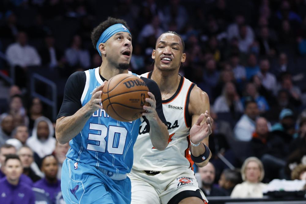 曼晚：21名曼联球员随队客战富勒姆，奥纳纳入选、霍伊伦缺阵